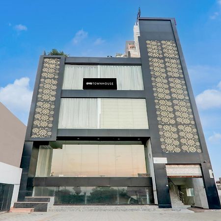 Super Hotel O Banthara Near Airport Banthra Sikandarpur エクステリア 写真