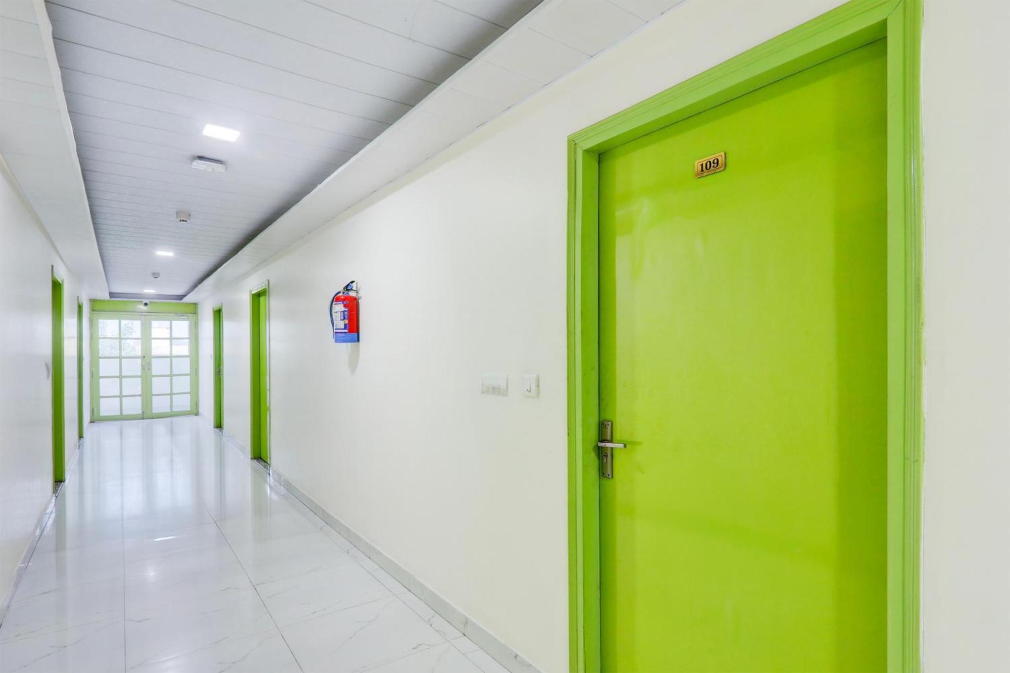 Super Hotel O Banthara Near Airport Banthra Sikandarpur エクステリア 写真