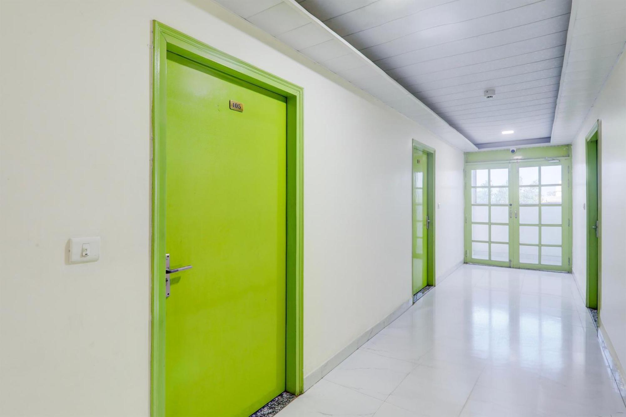Super Hotel O Banthara Near Airport Banthra Sikandarpur エクステリア 写真